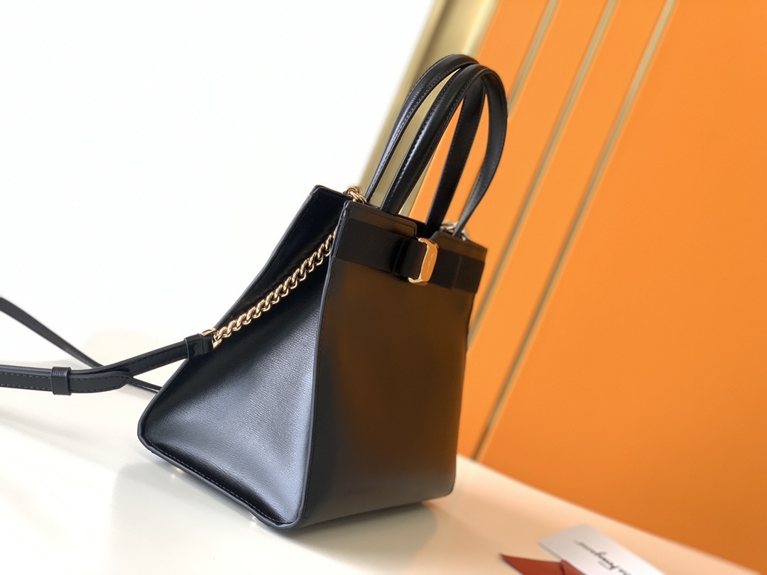 フェラガモ「Ferragamo」トリフォリオ ショルダーバッグ