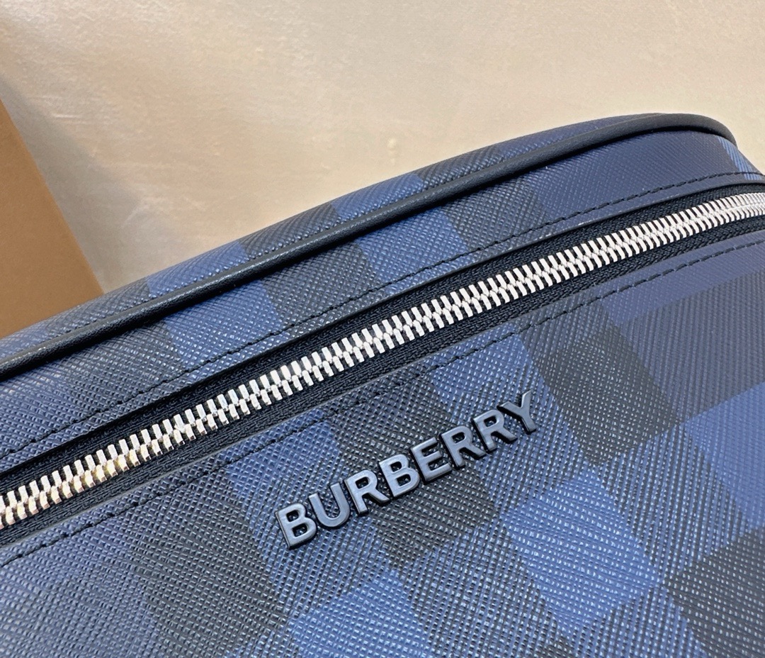 バーバリー「Burberry」深い青色トレンチ ウエストバッグ
