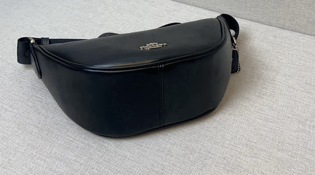 コーチ「Coach」 Ace 月牙型ショルダーバッグ