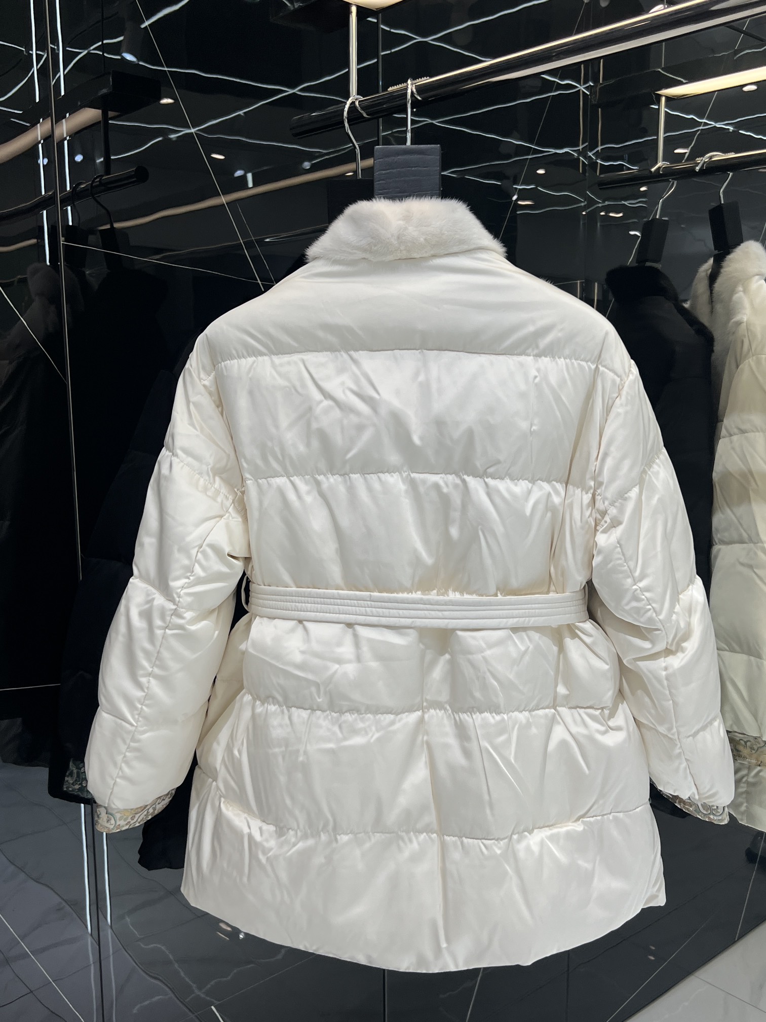 エルメス「Hermès」2025秋冬 ミンクファー ダウンコート