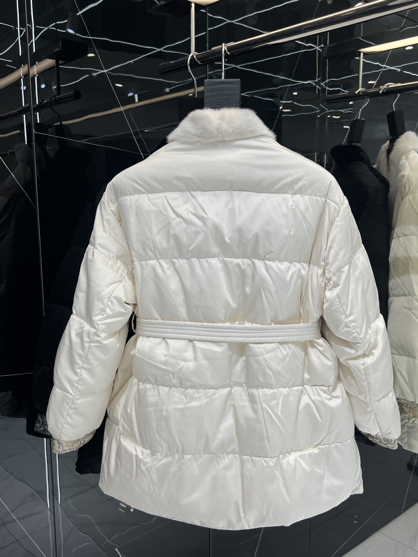 エルメス「Hermès」2025秋冬 ミンクファー ダウンコート