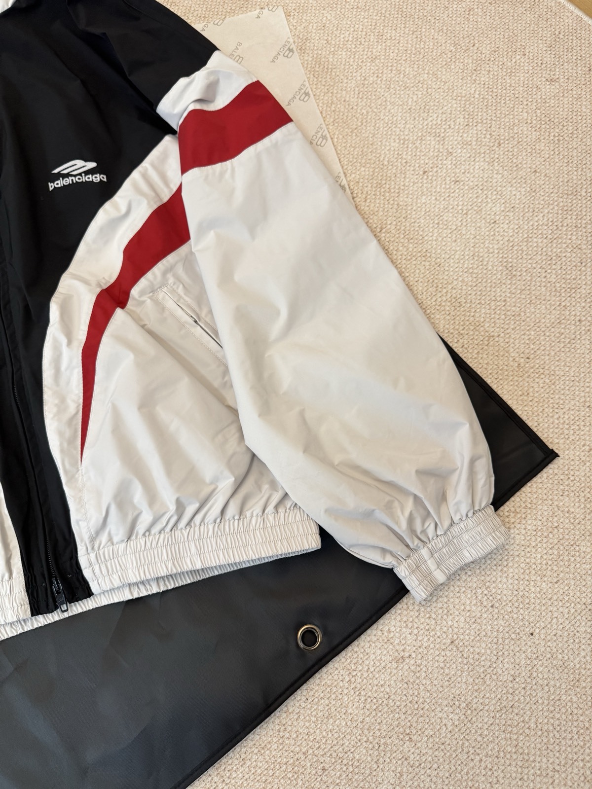 バレンシアガ「Balenciaga」‌赤と黒のエンボス刺繍ジャケット