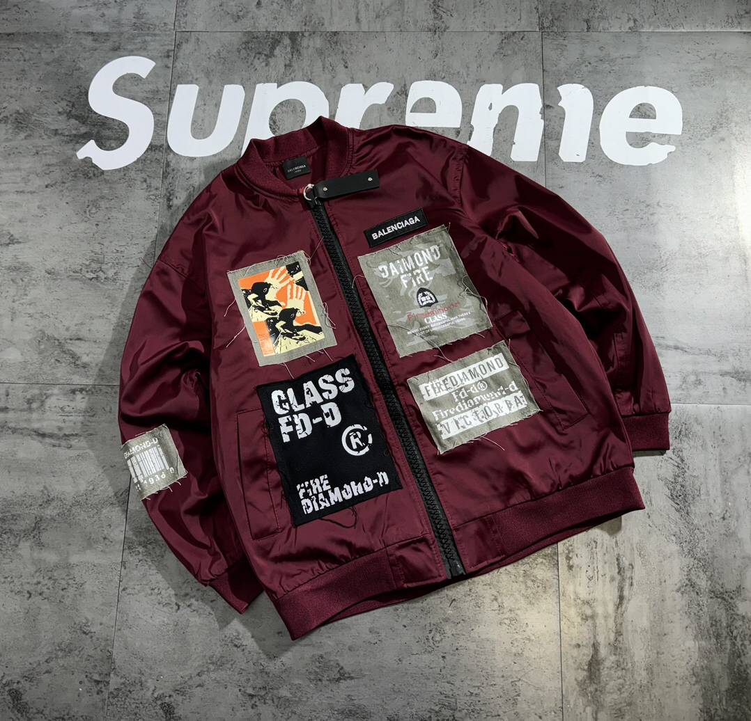 バレンシアガ「Balenciaga」‌BALENCIAGA × MANCHESTER UNITED 10番 パッチワーク サッカーダウンジャ