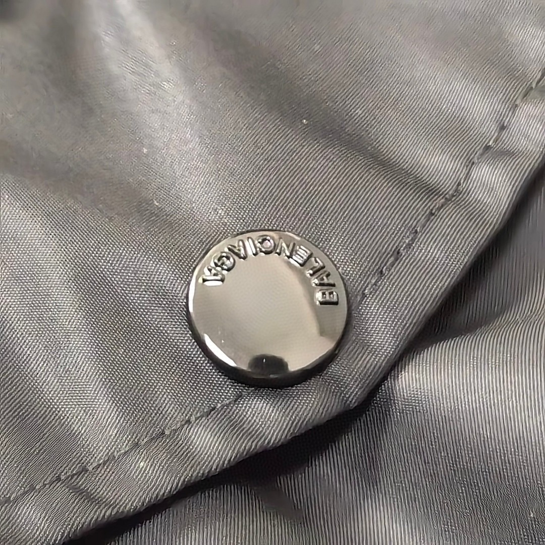 バレンシアガ「Balenciaga」‌秋冬コレクションのダブルキャップパッチワークフライトジャケット