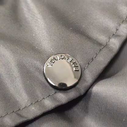 バレンシアガ「Balenciaga」‌秋冬コレクションのダブルキャップパッチワークフライトジャケット