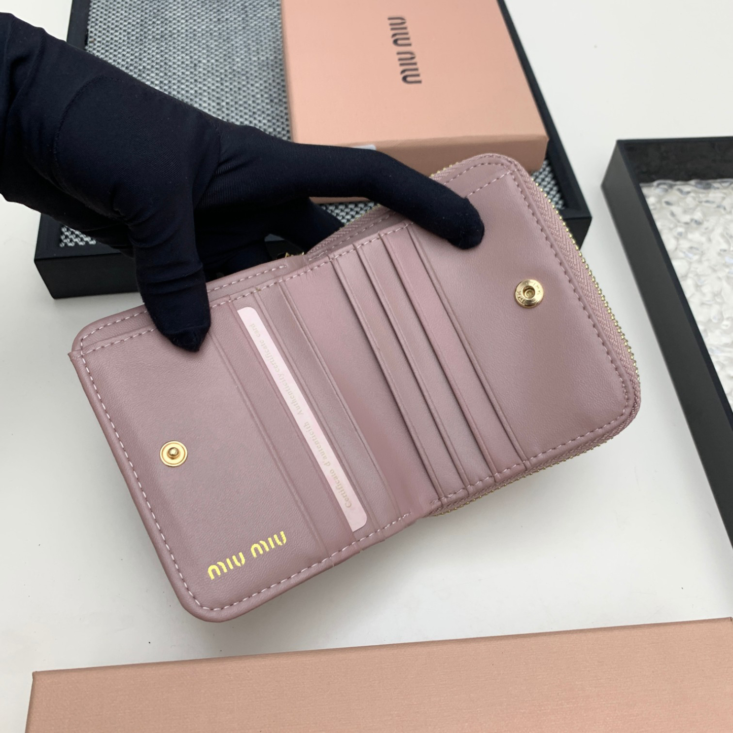 ミュウミュウ「Miu Miu」マテラッセレザー  ジップアラウンド財布