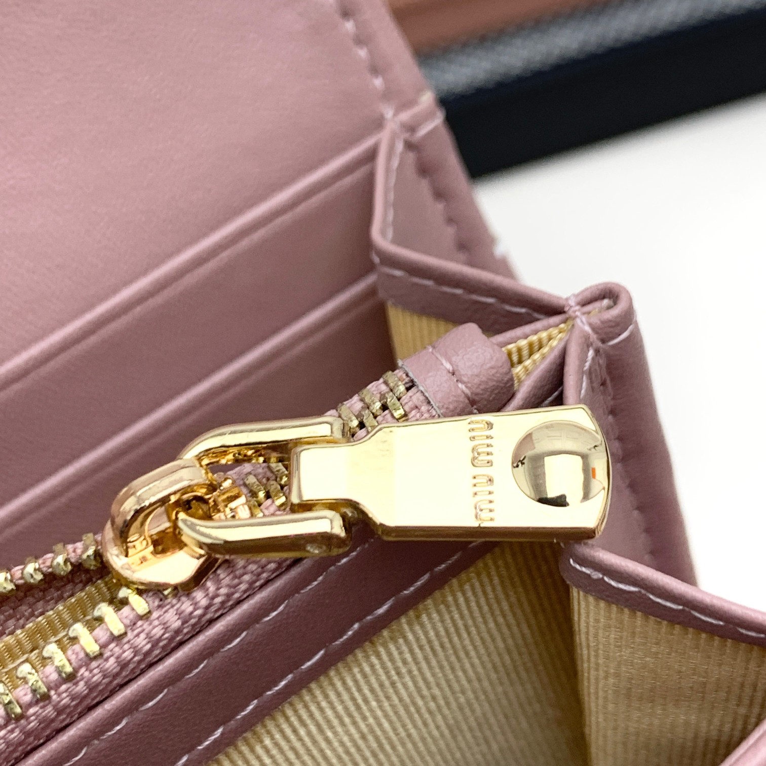 ミュウミュウ「Miu Miu」マテラッセレザー  折り長財布