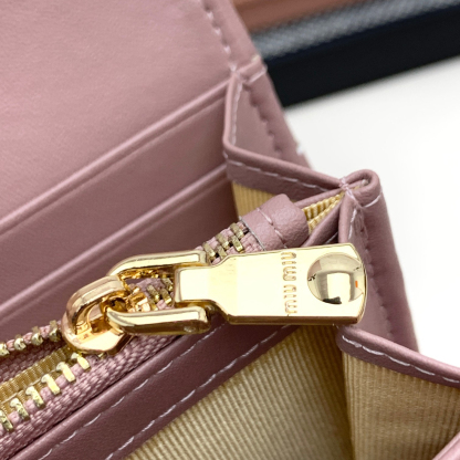 ミュウミュウ「Miu Miu」マテラッセレザー  折り長財布