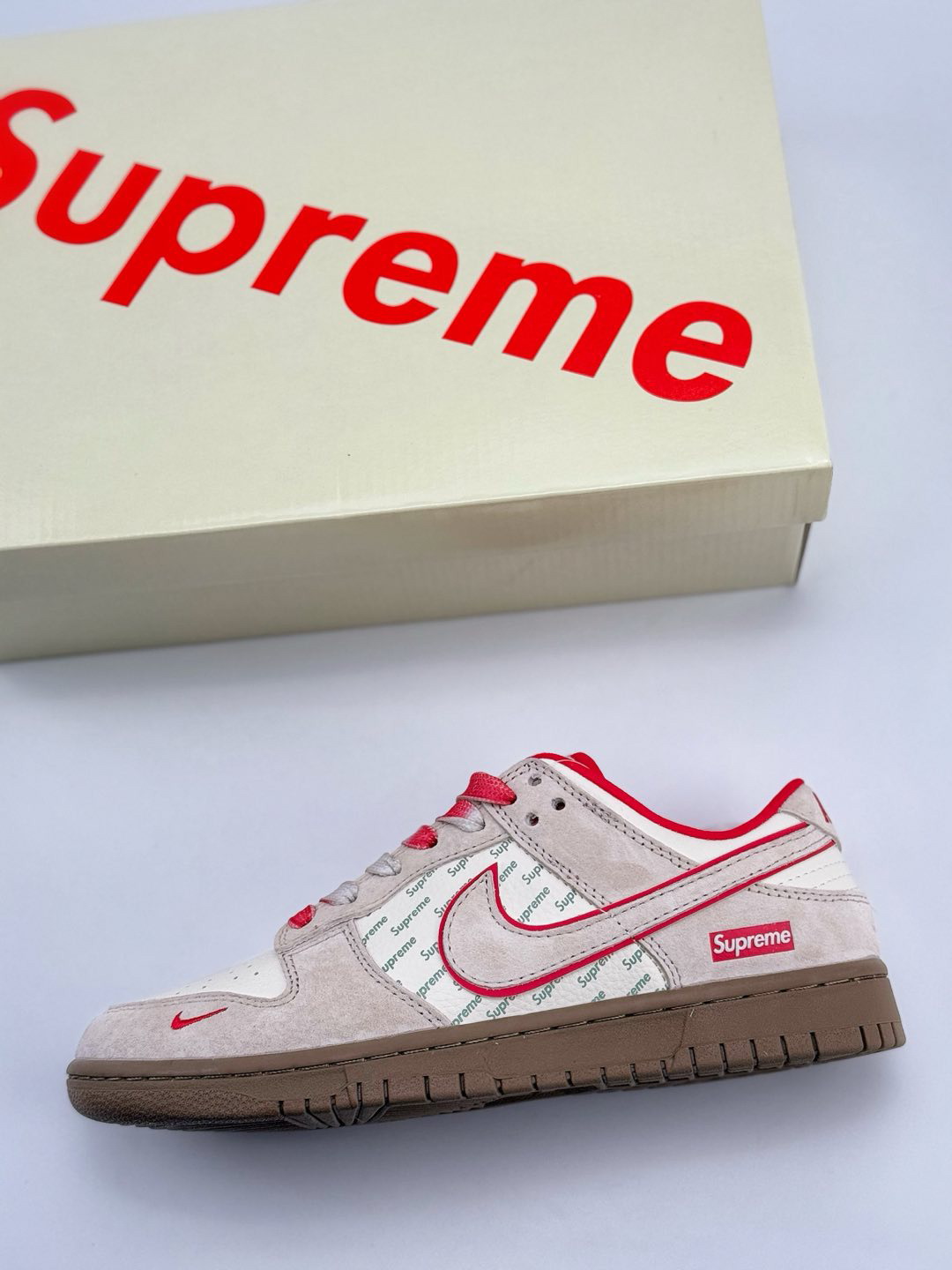 「コラボモデル」Supreme x Nike SB Dunk Low スニーカー