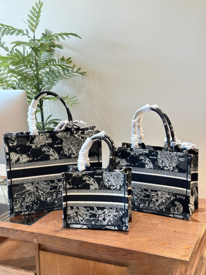 ディオール Dior Book Tote バッグ スモール、ミディアム、ラージの3つのサイズ