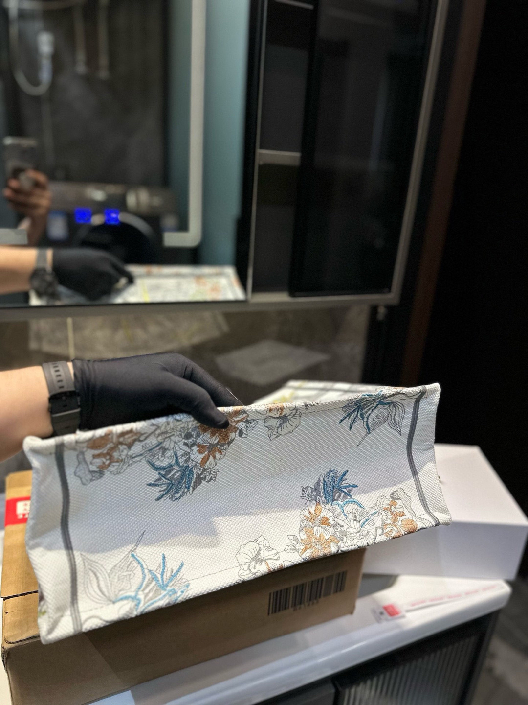 ディオール Dior Book Tote バッグ スモール、ミディアム、ラージの3つのサイズ