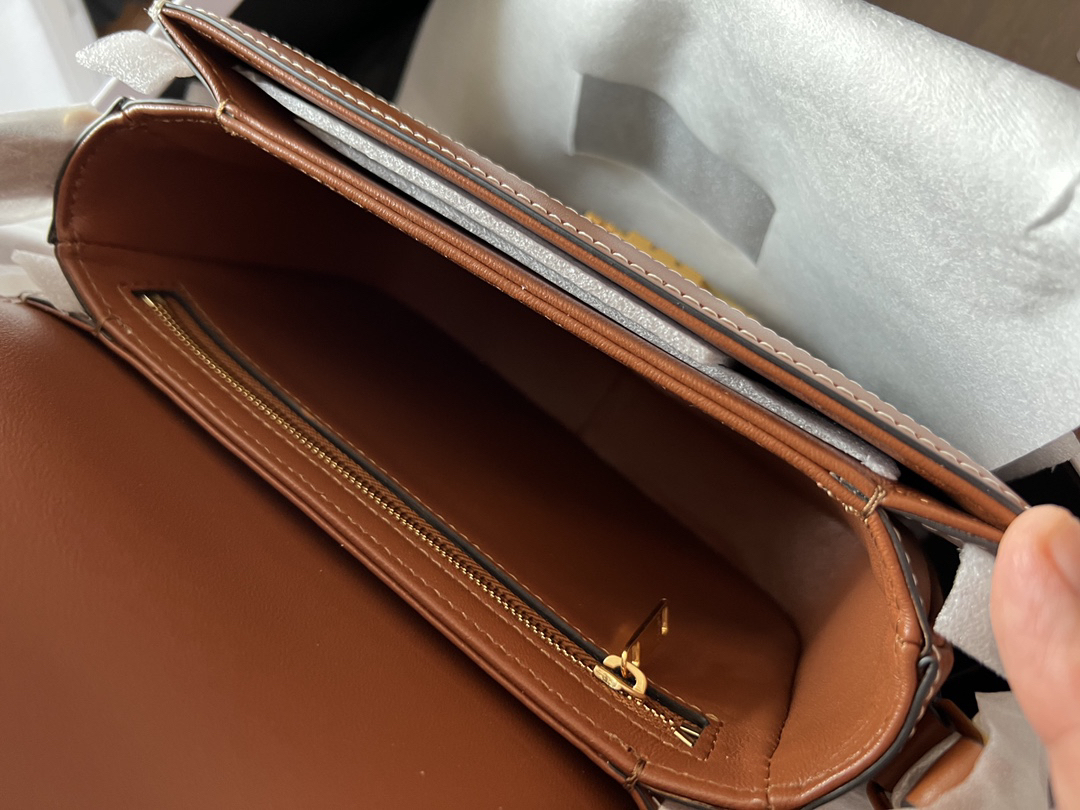 セリーヌ「Celine」TRIOMPHE モノグラム ボックス バッグ