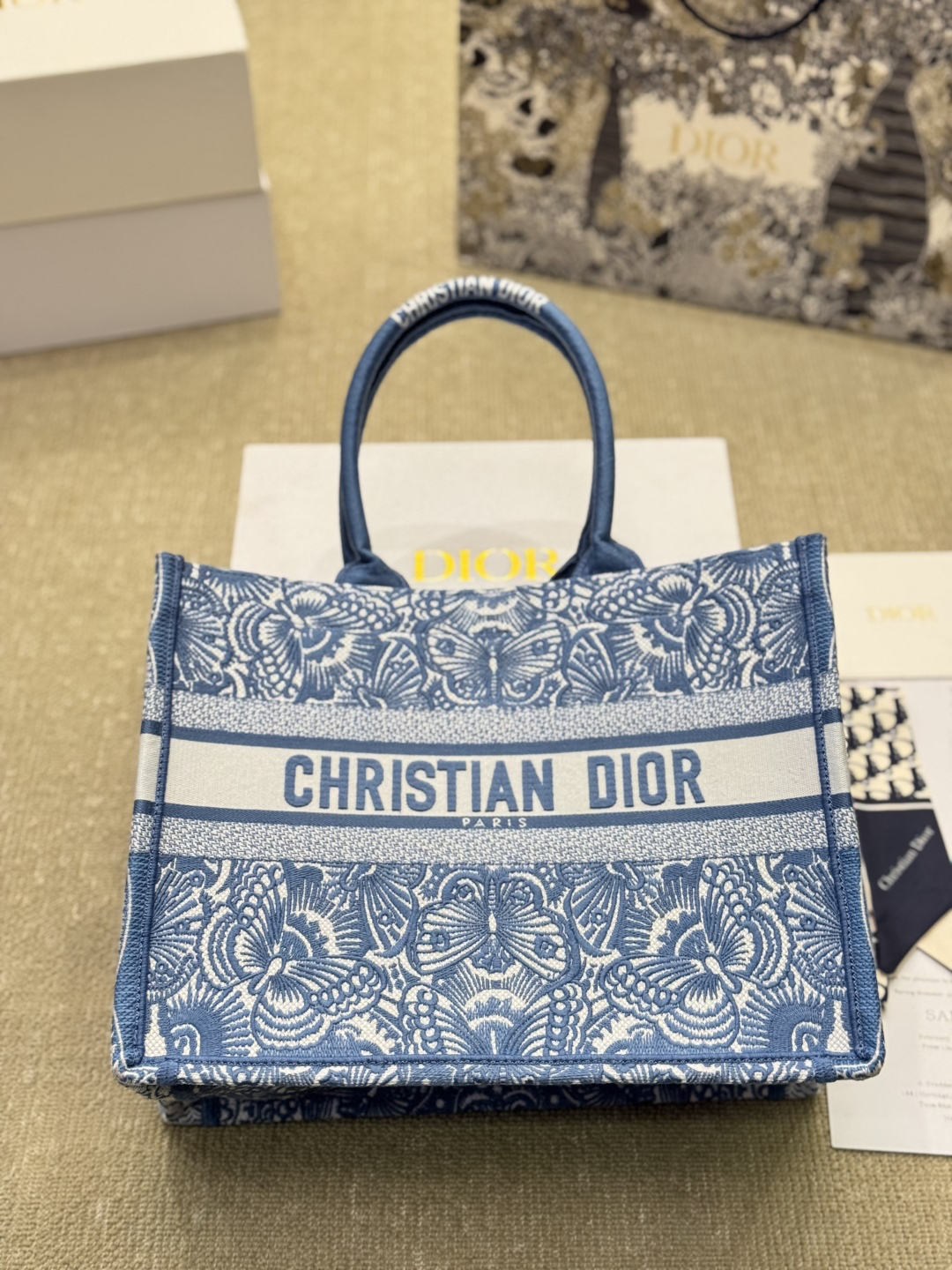 ディオール Dior Book Tote バッグ スモール、ミディアム、ラージの3つのサイズ