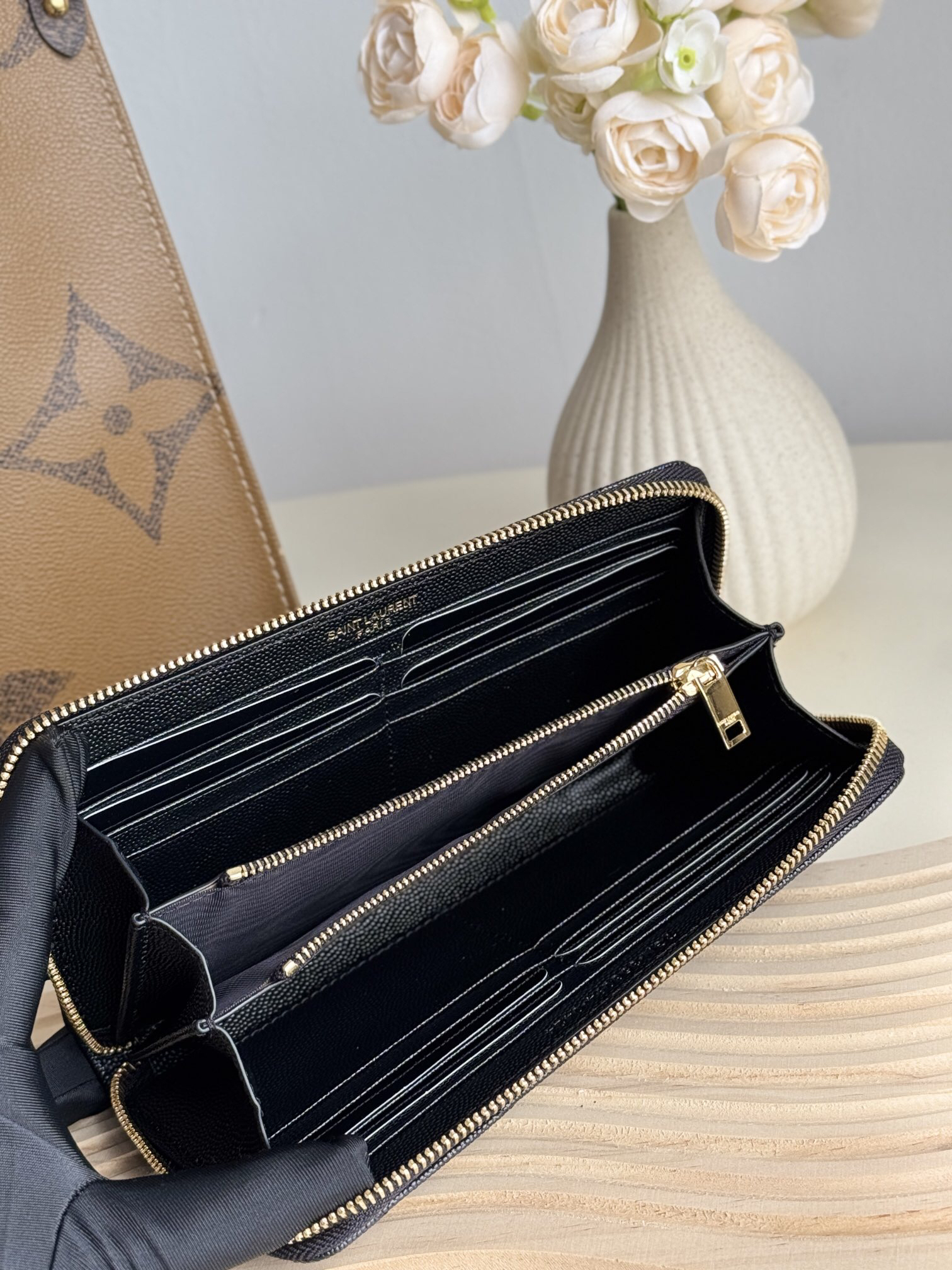 サンローラン「Saint Laurent」モノグラム・サンローラン フルジップウォレット（グレインパウダーテクスチャー キルティングレザー）