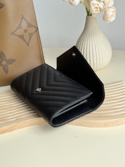 サンローラン「Saint Laurent」カサンドラ ラージウォレット（ラムスキン）