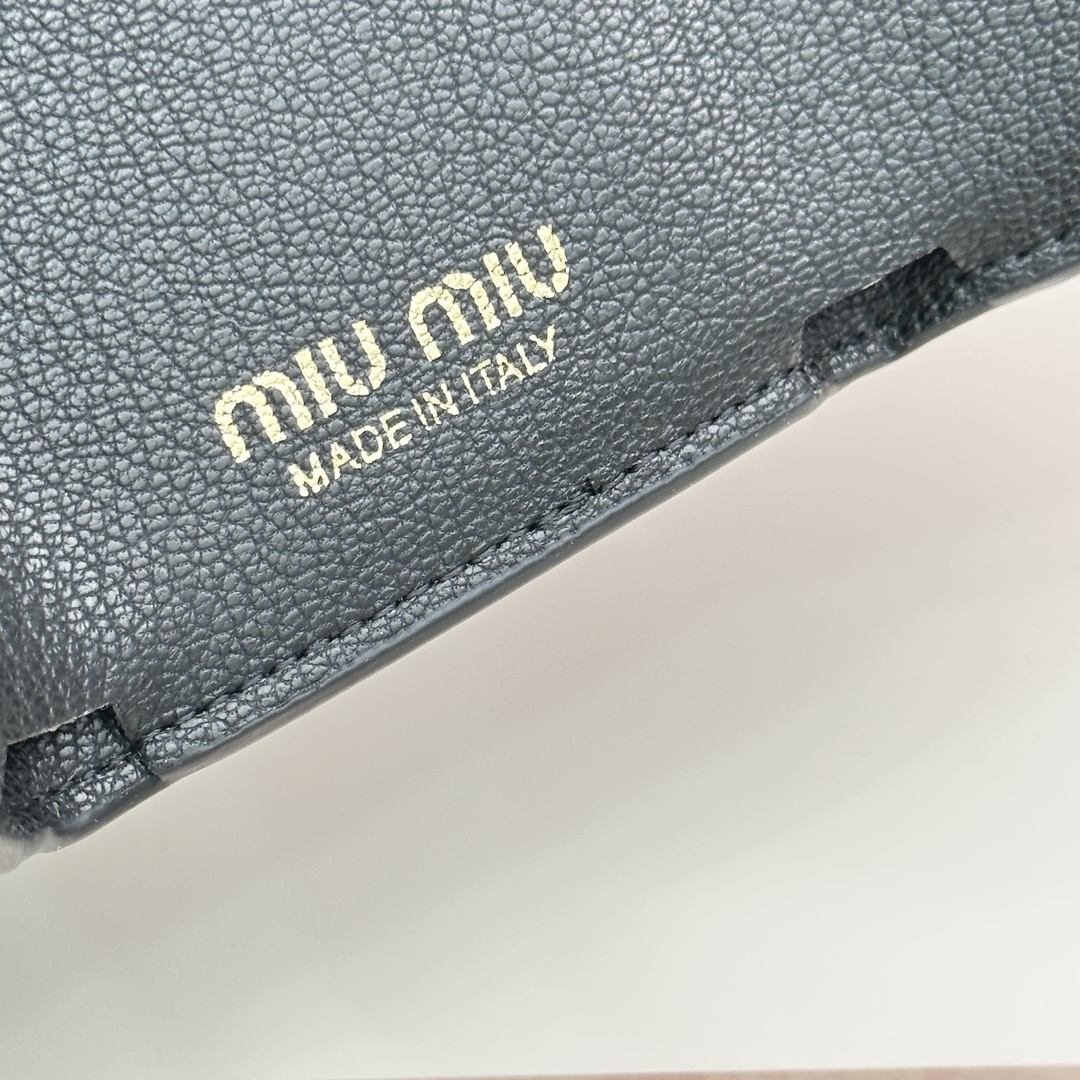 ミュウミュウ「Miu Miu」多機能三つ折りスモールウォレット