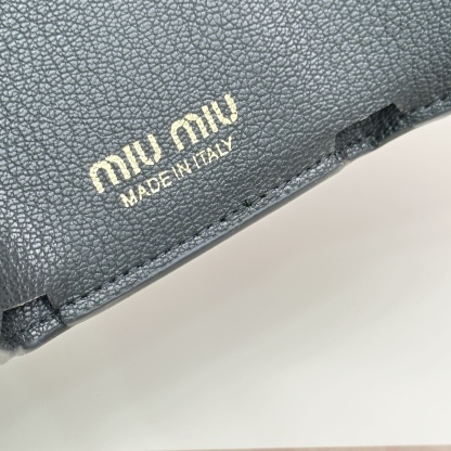 ミュウミュウ「Miu Miu」多機能三つ折りスモールウォレット