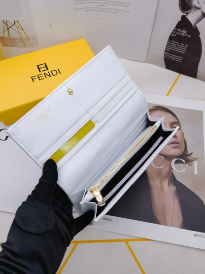 フェンディ「Fendi」高級エンボス牛革の大きな イタリア製財布