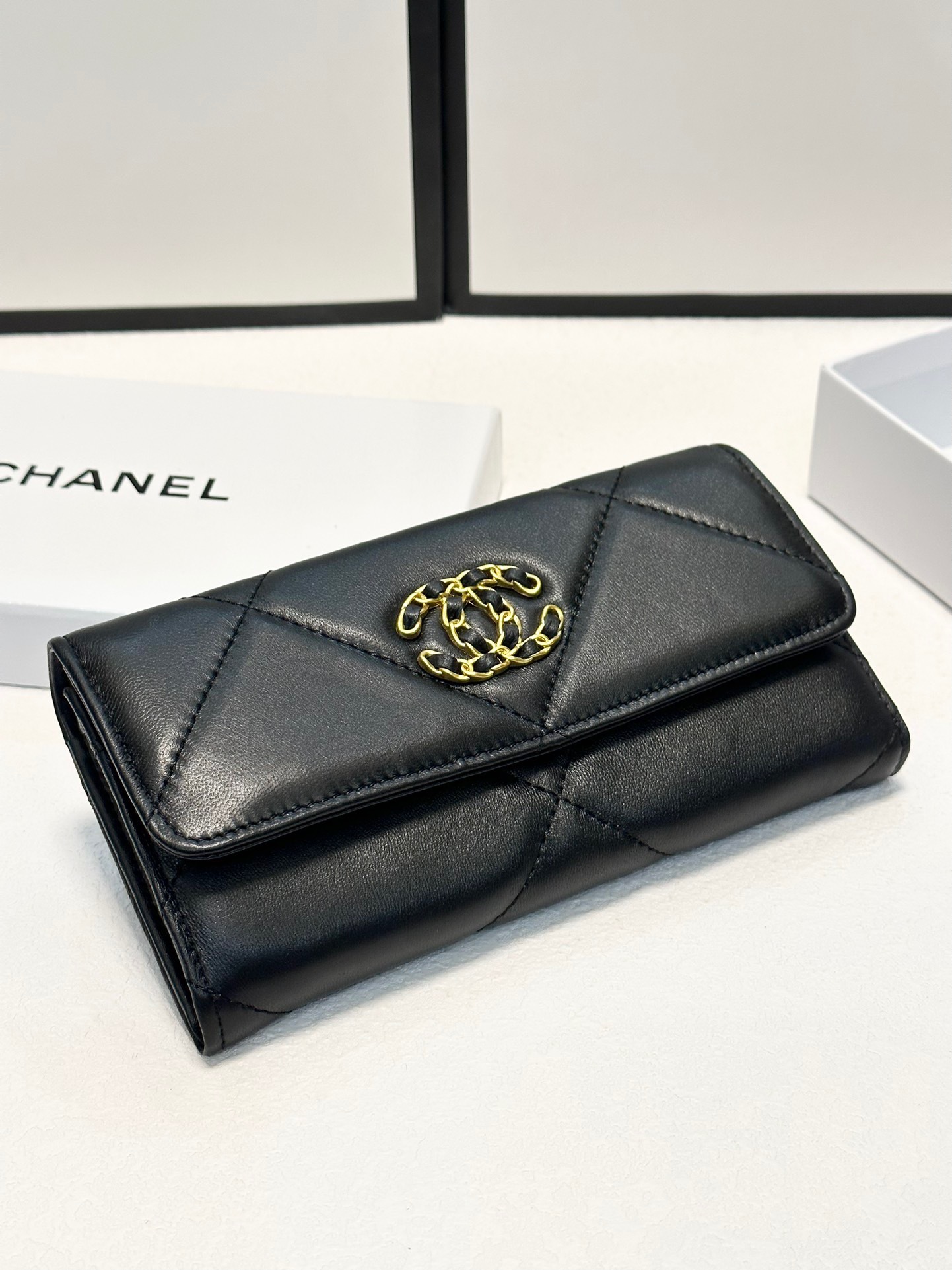 シャネル「Chanel」二つ折りレザーウォレット