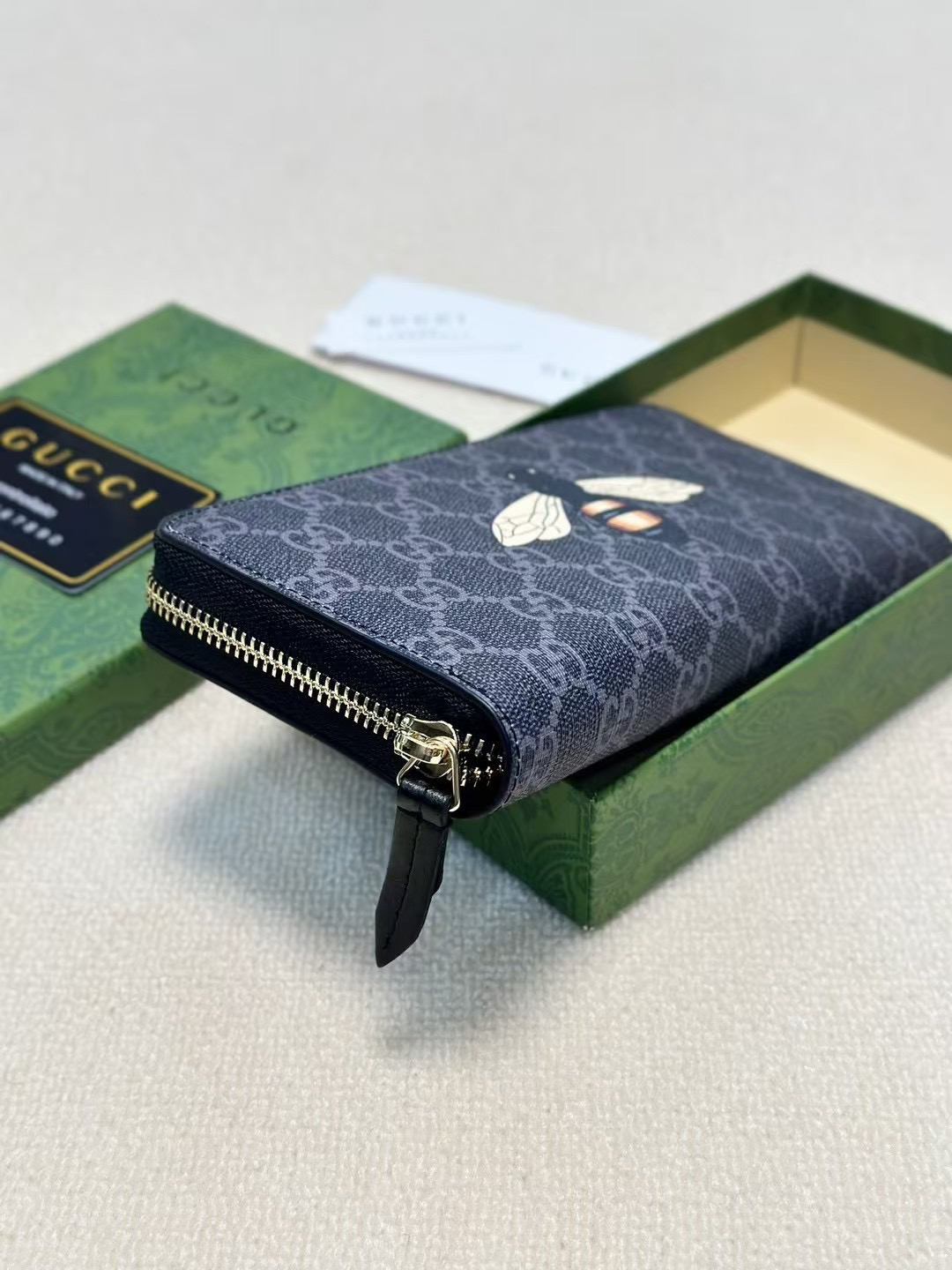 グッチ「Gucci」シグネチャー レザー ウェブ ジップアラウンドウォレット