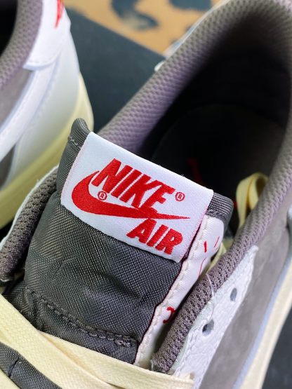 「コラボモデル」Nike Air Jordan 1 Low x Travis Scott「Sail and Ridgerock」