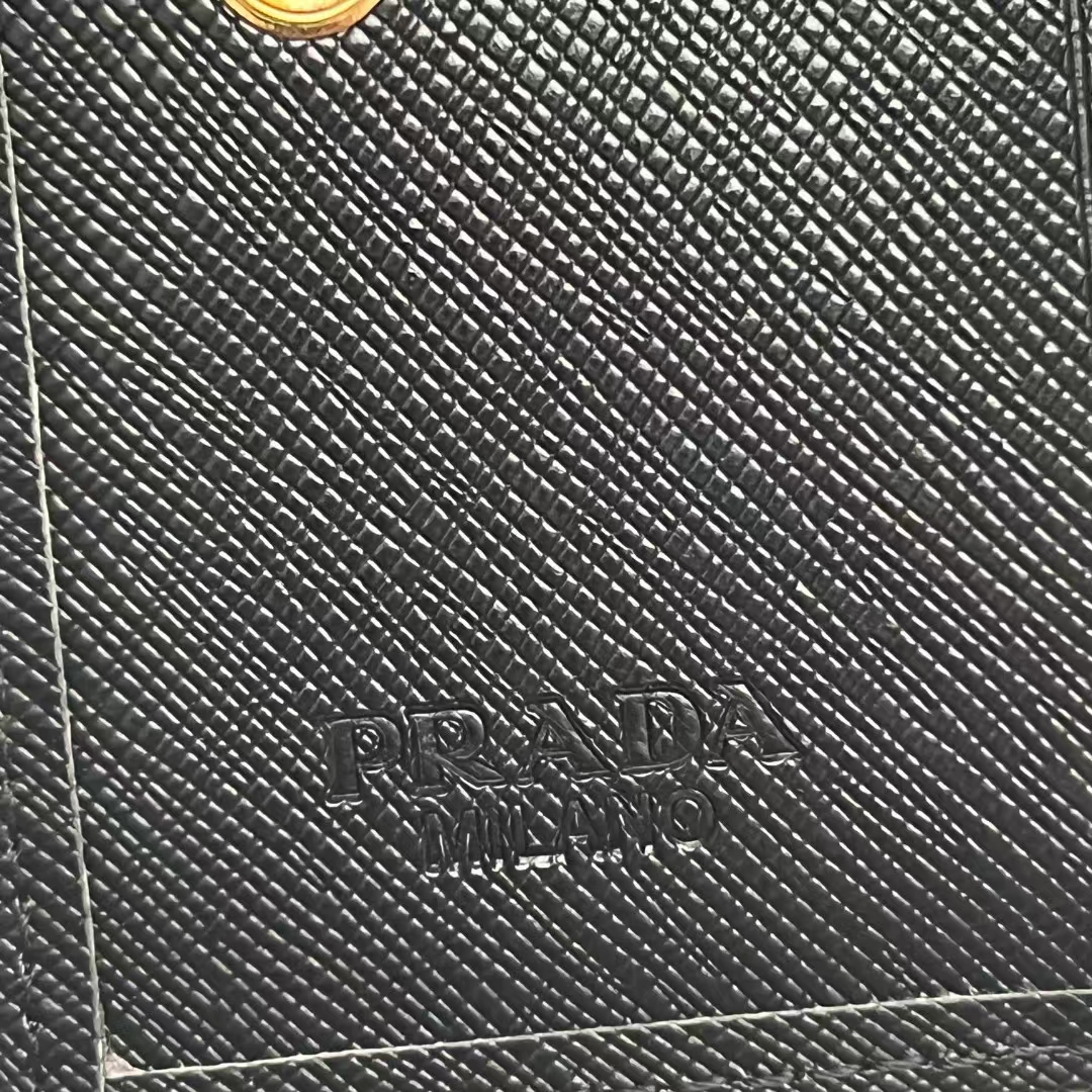 プラダ「Prada」メンズ ショートウォレット