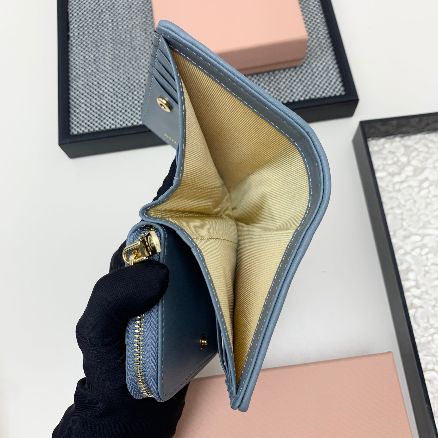 ミュウミュウ「Miu Miu」マテラッセレザー ジップアラウンド 折り財布