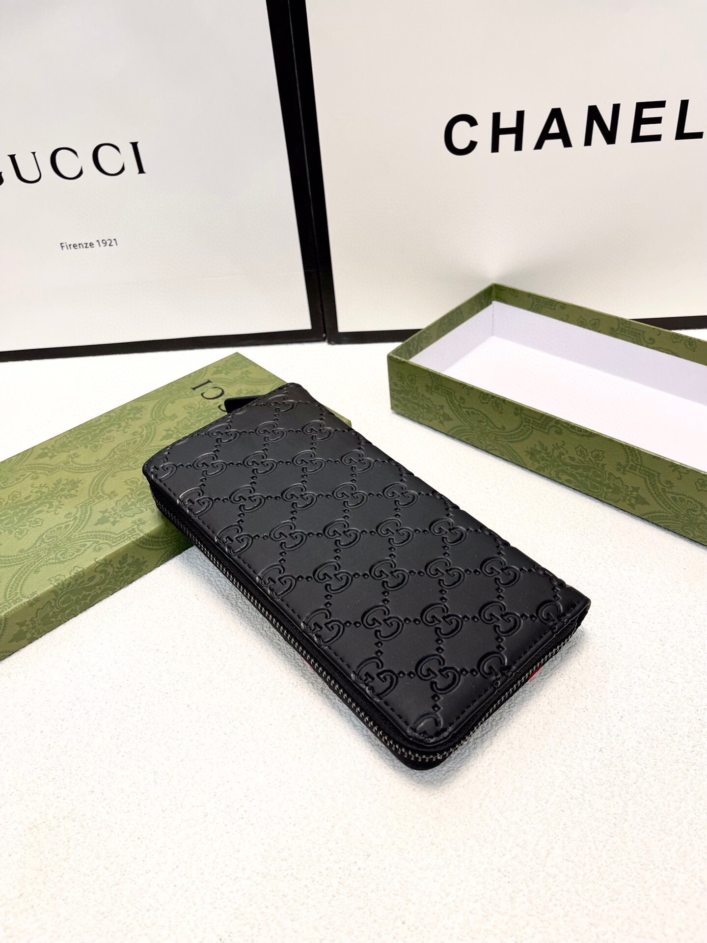 グッチ「Gucci」シグネチャー レザー ウェブ ジップアラウンドウォレット