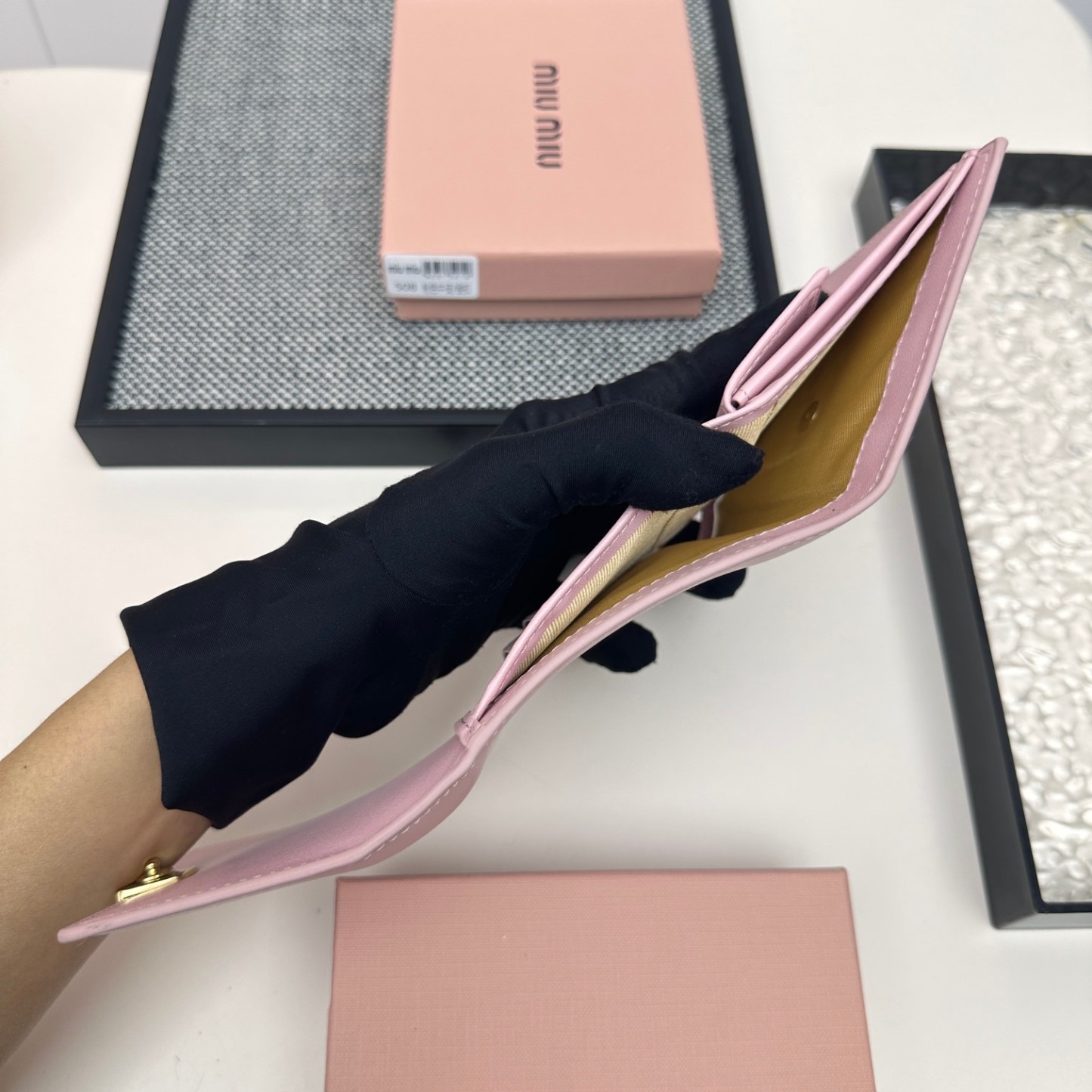 ミュウミュウ「Miu Miu」多機能二つ折りスモールウォレット