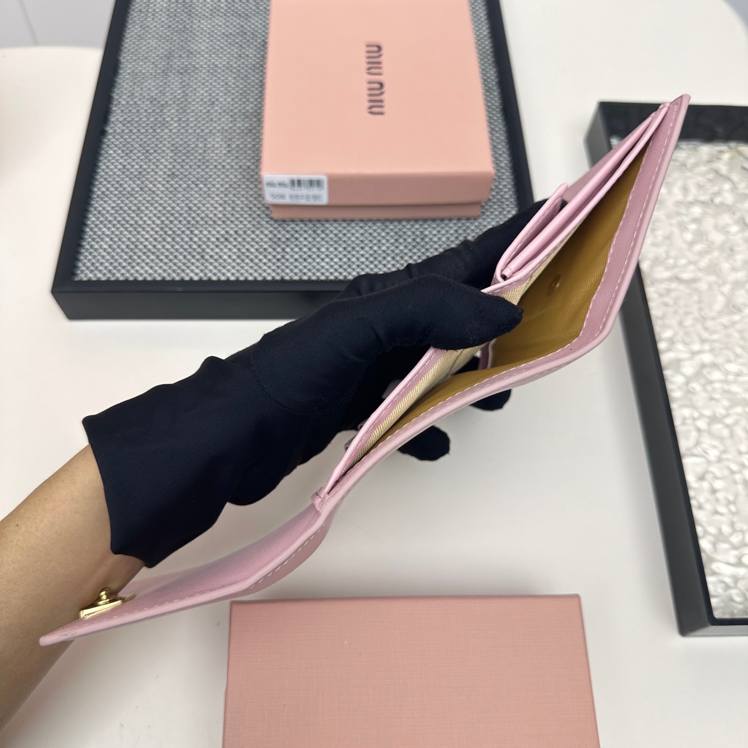 ミュウミュウ「Miu Miu」多機能二つ折りスモールウォレット