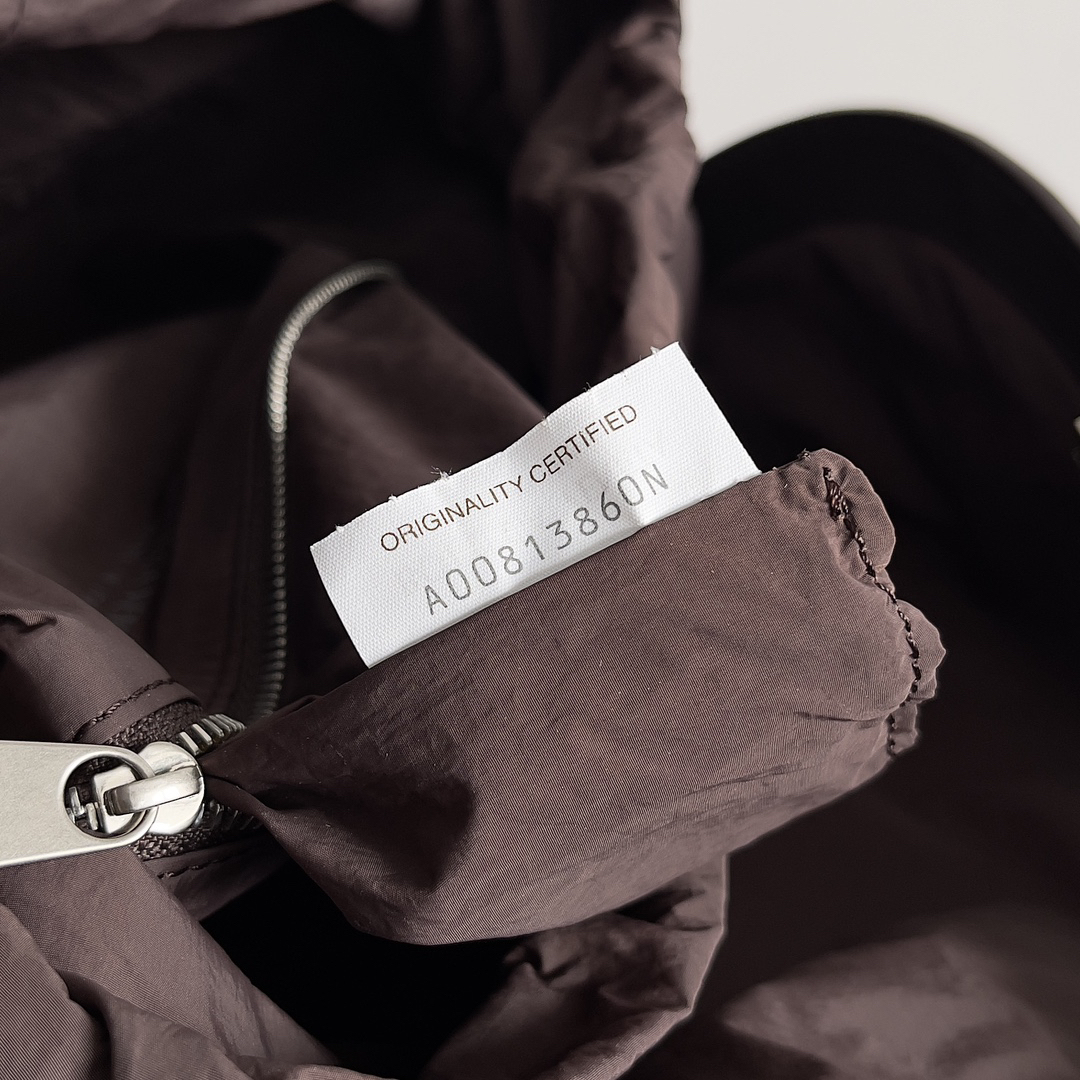 ボッテガ・ヴェネタ「Bottega Veneta」スムースレザー ユニセックスショルダーバッグ