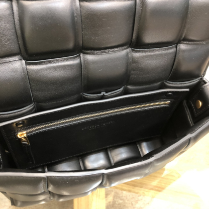 ボッテガ・ヴェネタ「Bottega Veneta」カセット クッションバッグ