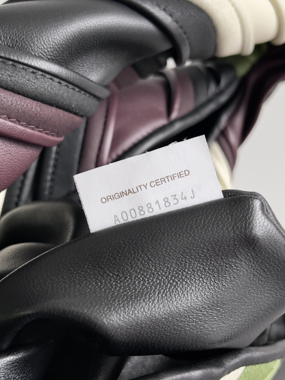 ボッテガ・ヴェネタ「Bottega Veneta」ラージホップ レザー ショルダーバッグ