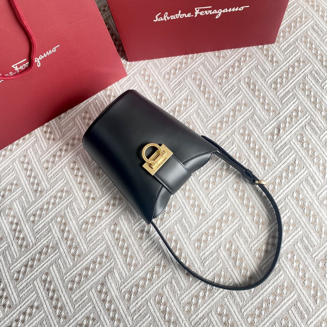フェラガモ「Ferragamo」トリフォリオ ガンチーニショルダーバッグ