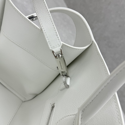 フェラガモ「Ferragamo」小さいジトートバッグ