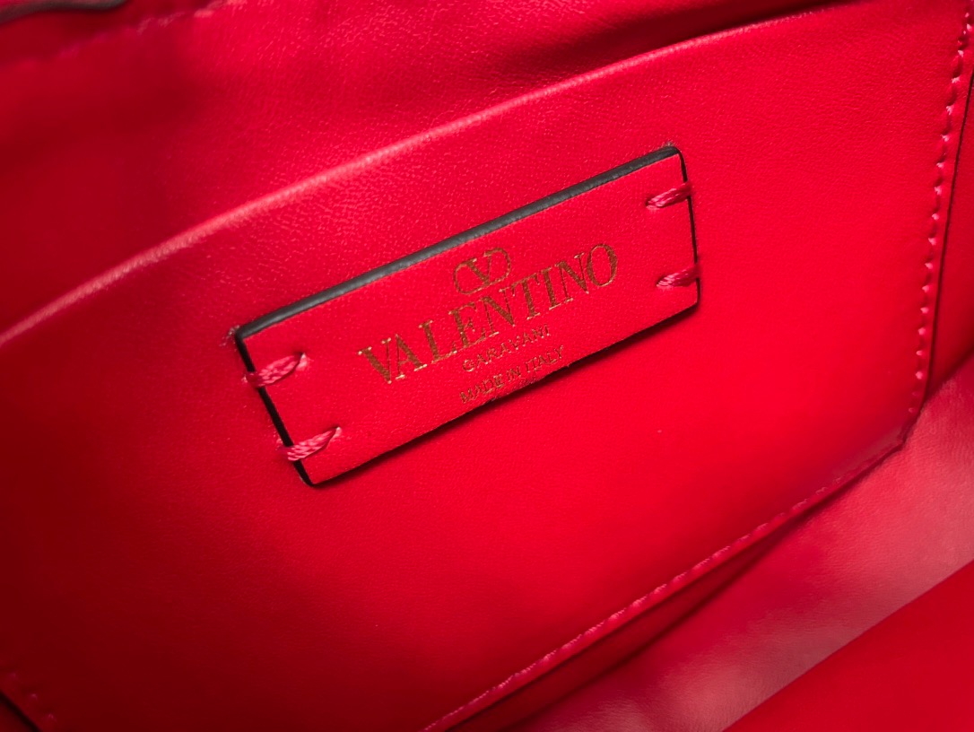 ヴァレンティノ「Valentino」レッドが ミニハンドバッグ