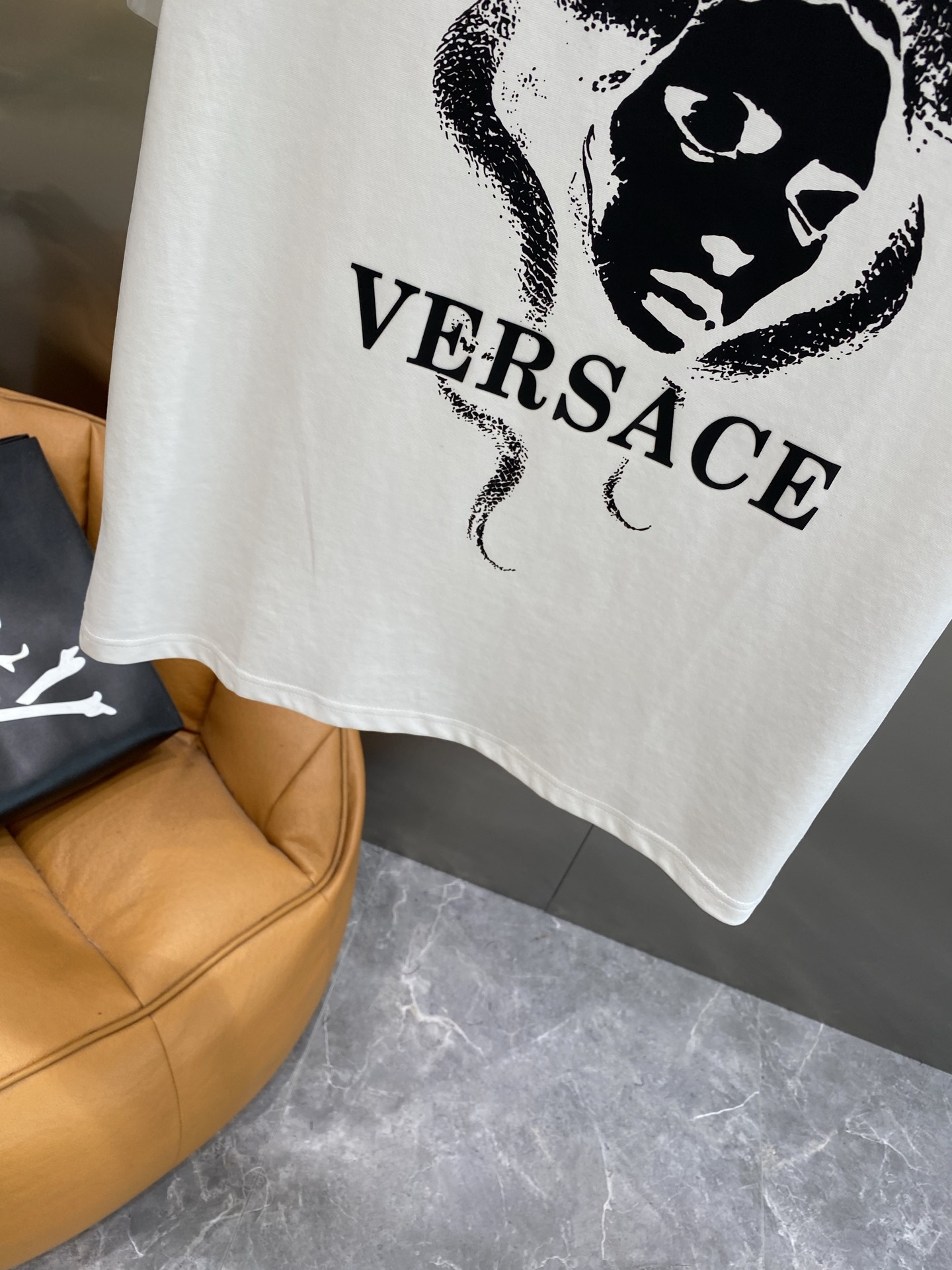 ヴェルサーチ「Versace」メドゥーサロゴ プリントTシャツ