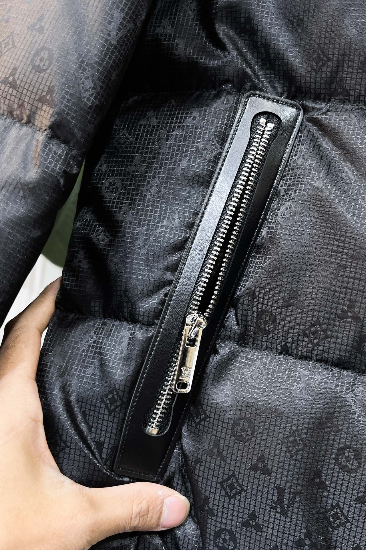 ルイ・ヴィトン「Louis Vuitton」‌ MONOGRAM PILLOW ダウンジャケット