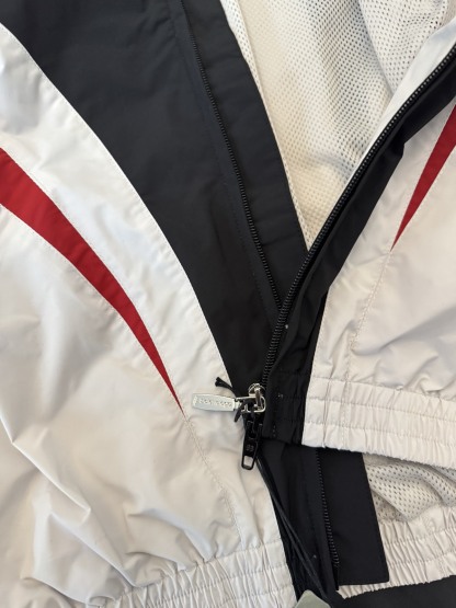 バレンシアガ「Balenciaga」‌赤と黒のエンボス刺繍ジャケット