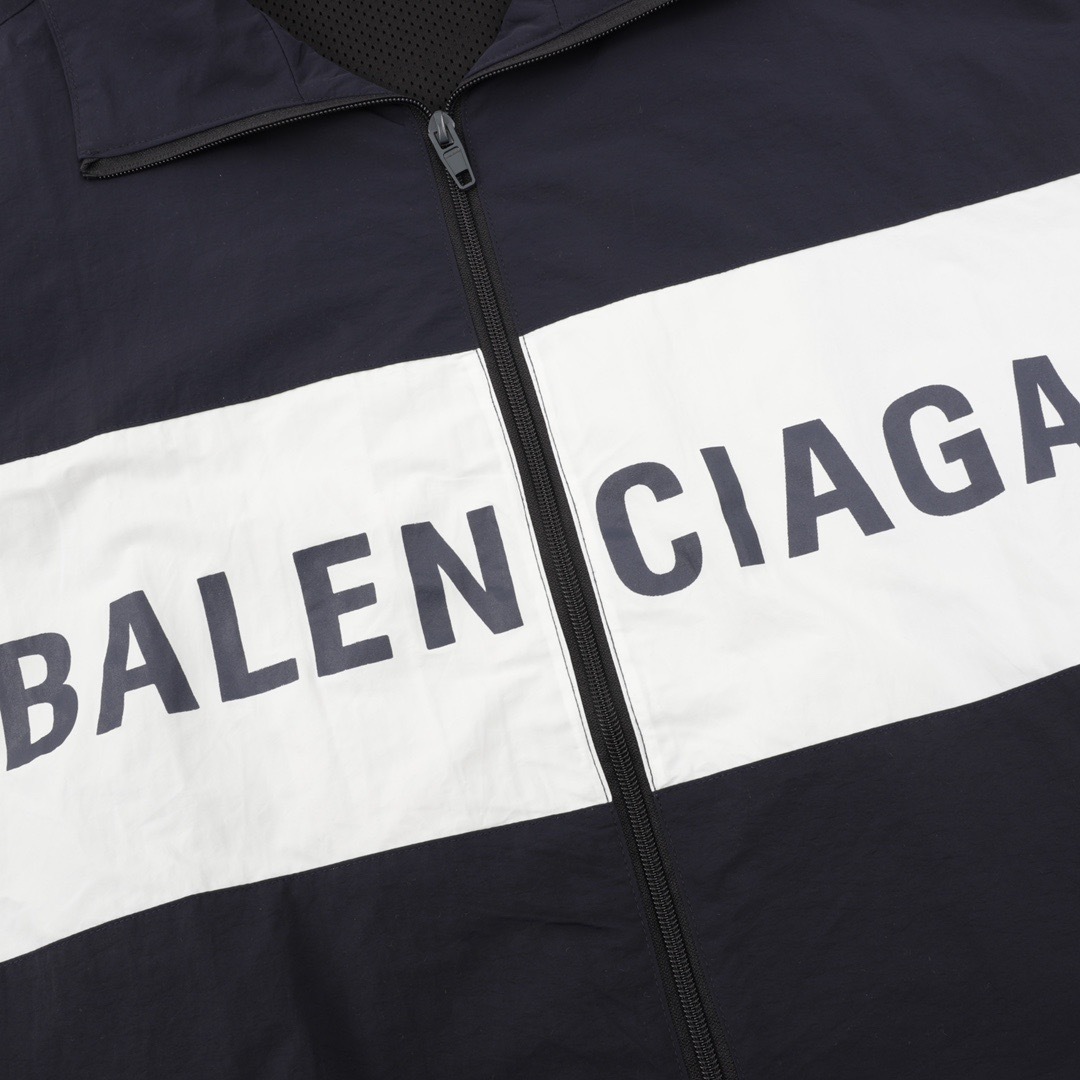 バレンシアガ「Balenciaga」BLCGコラージュアルファベットプリントジャケットポンチョ