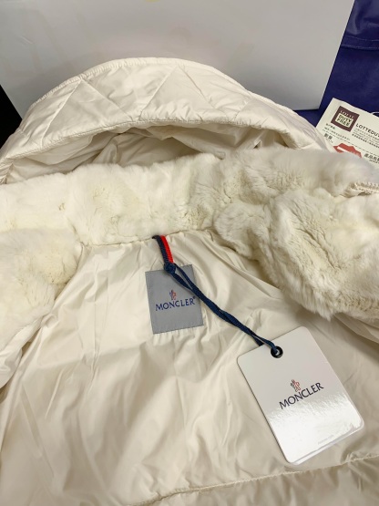 モンクレール「Moncler」 2025秋冬 タッチードファー ダウンブルゾン