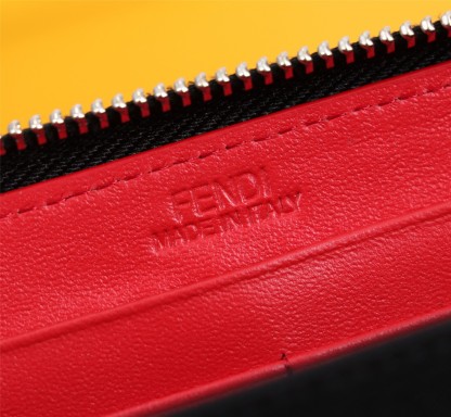 フェンディ「Fendi」高級エンボス牛革の大きな イタリア製財布
