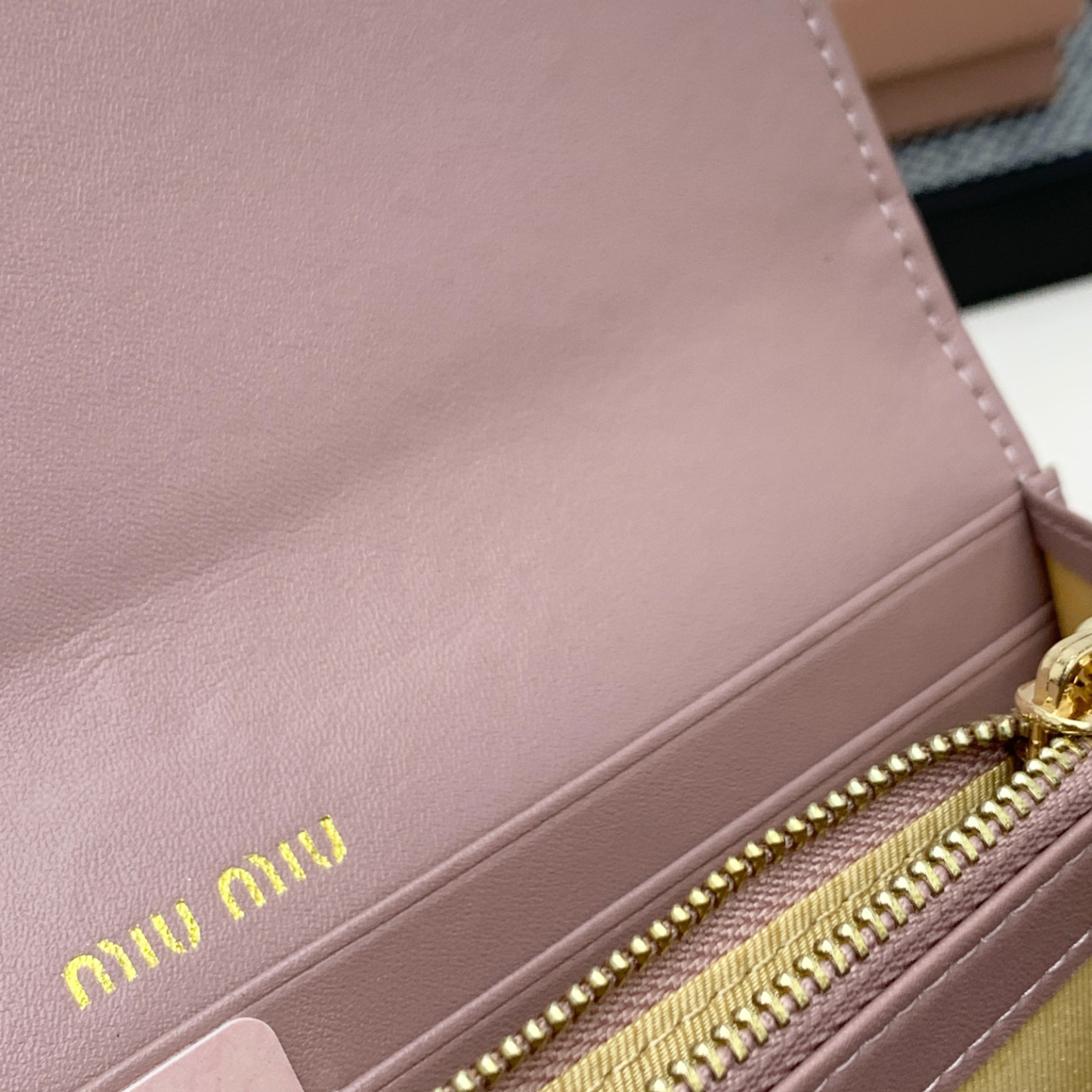 ミュウミュウ「Miu Miu」マテラッセレザー  折り長財布