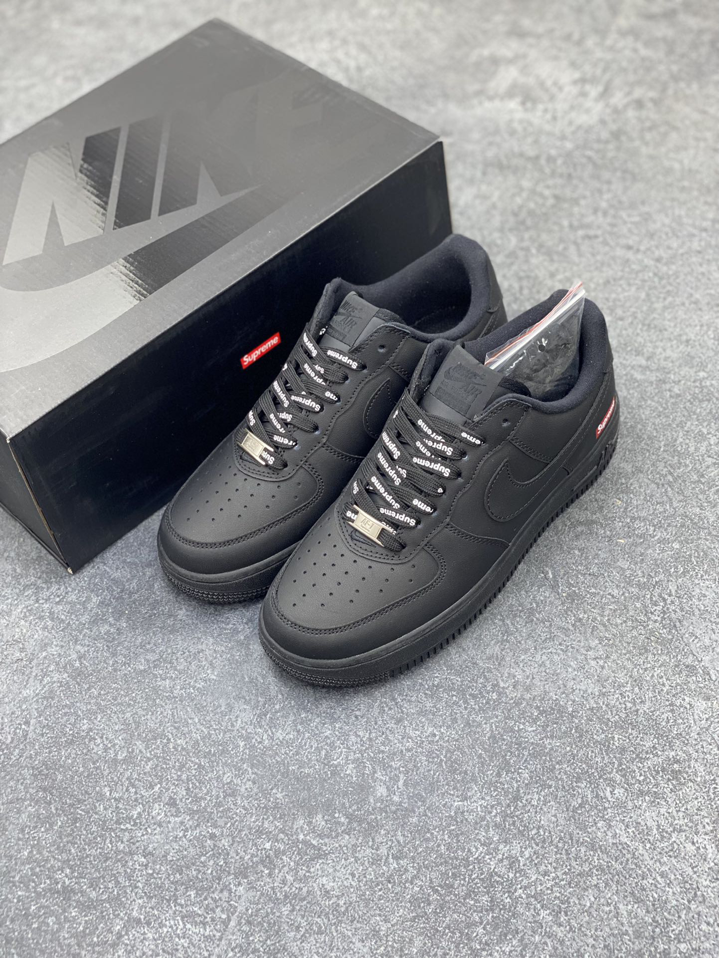 超入手困難「コラボモデル」Supreme × Nike Air Force 1 Low スニーカー