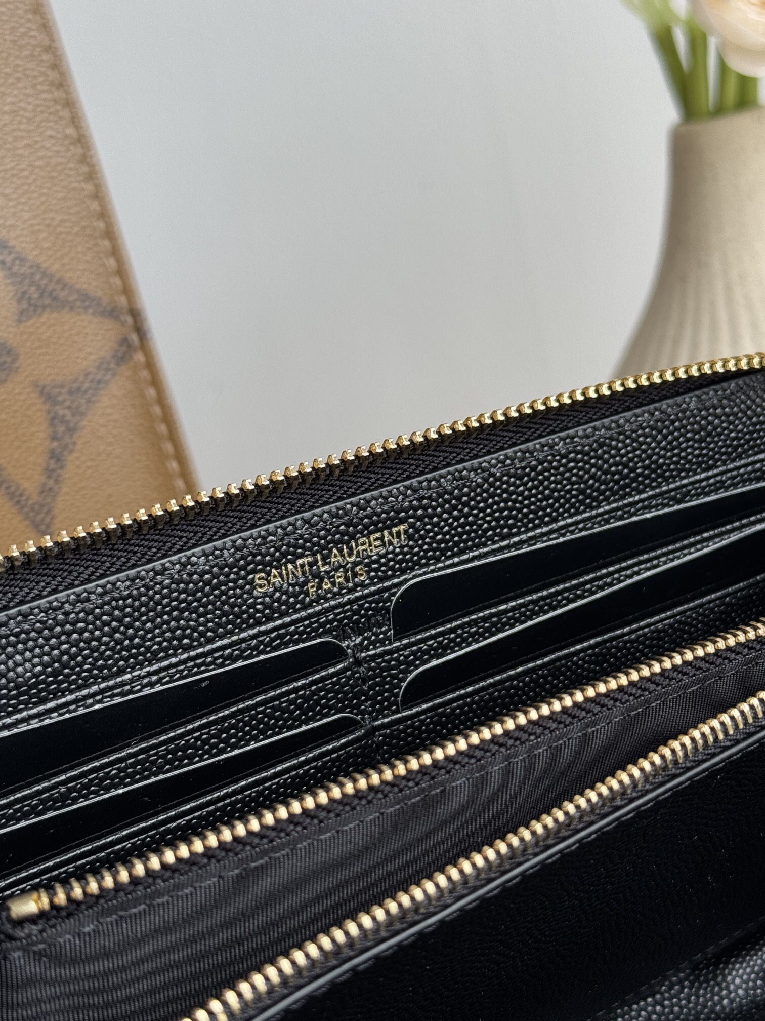 サンローラン「Saint Laurent」モノグラム・サンローラン フルジップウォレット（グレインパウダーテクスチャー キルティングレザー）