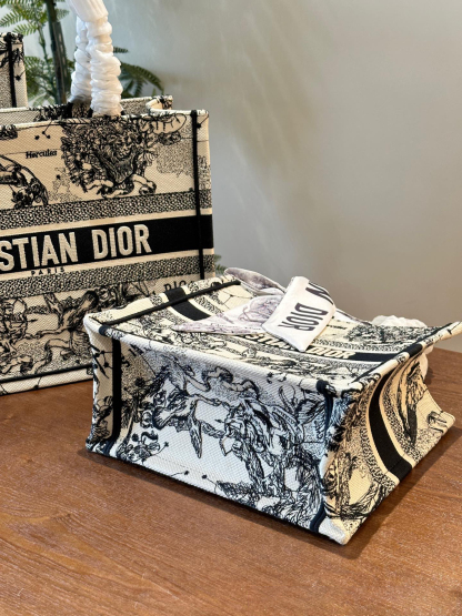 ディオール Dior Book Tote バッグ スモール、ミディアム、ラージの3つのサイズ
