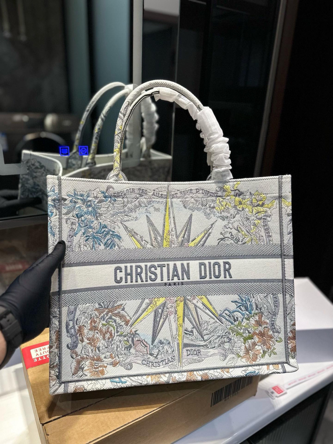 ディオール Dior Book Tote バッグ スモール、ミディアム、ラージの3つのサイズ