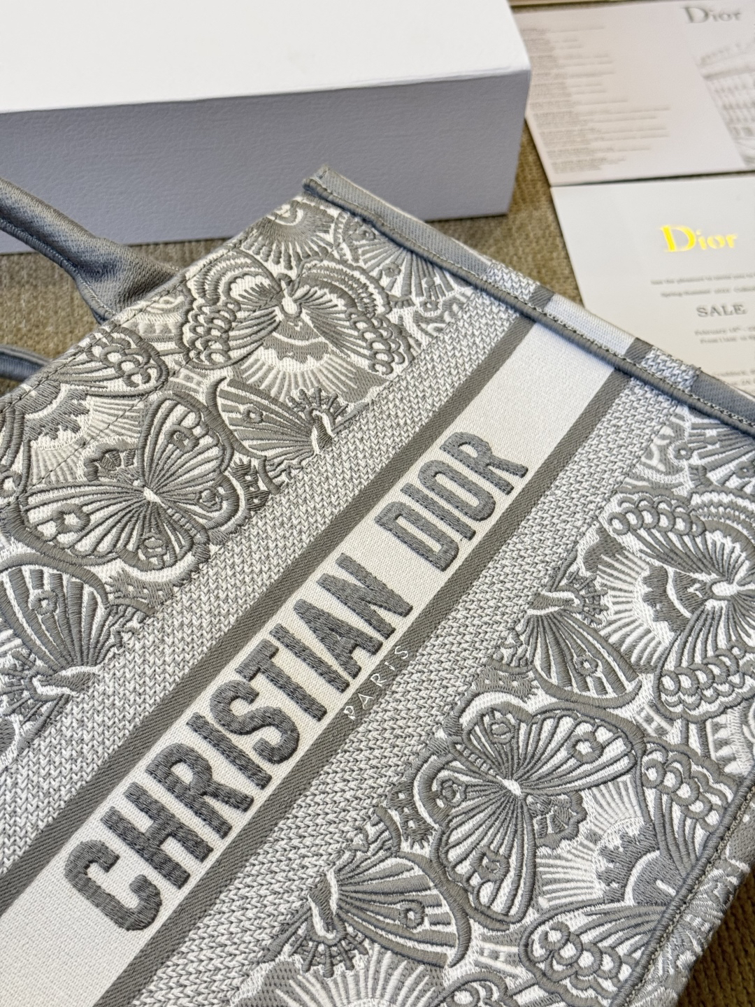 ディオール Dior Book Tote バッグ スモール、ミディアム、ラージの3つのサイズ