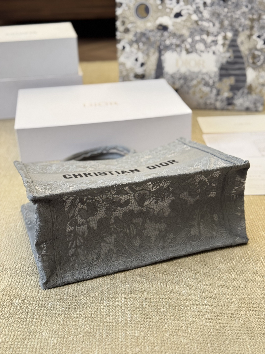 ディオール Dior Book Tote バッグ スモール、ミディアムの2つのサイズ