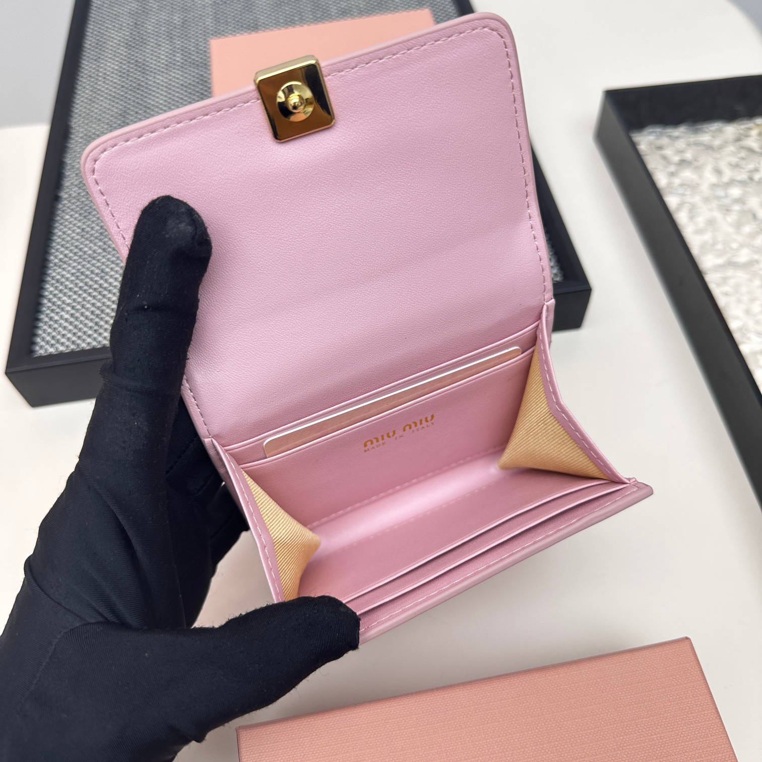 ミュウミュウ「Miu Miu」二つ折りスモールウォレット